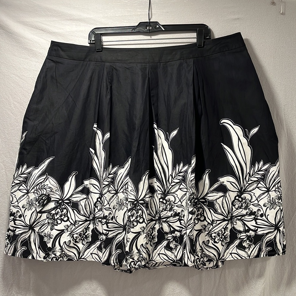 CJ Banks Black and White Tropical Floral Print Hem Full Skirt in Size 22W